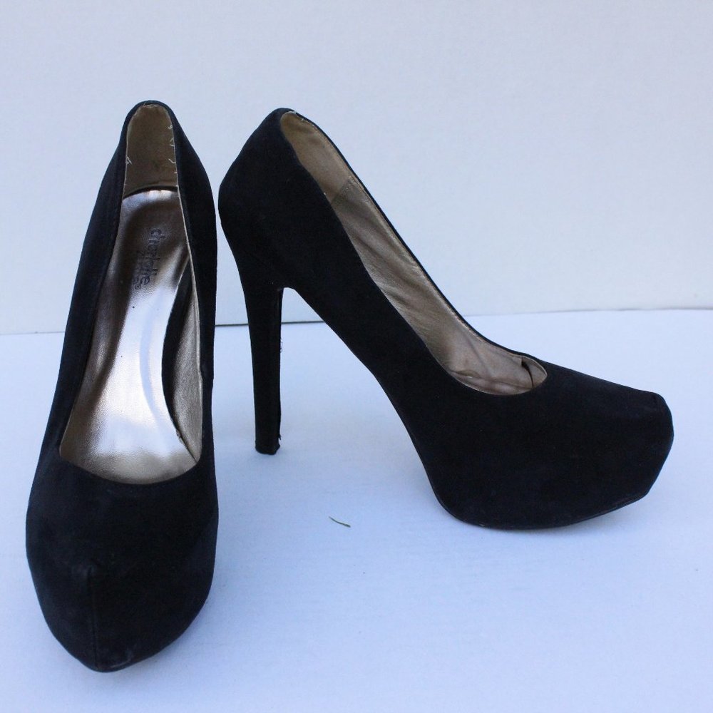 Black pumps